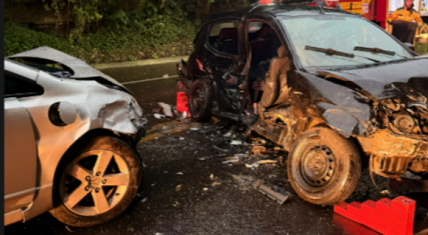 Colisão entre três carros deixa uma pessoa morta e feridos na BR-282