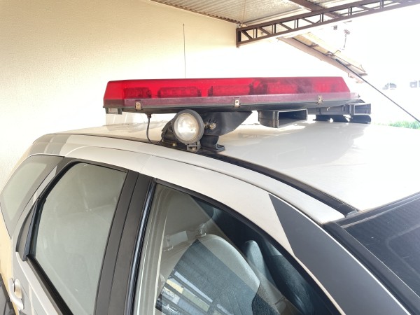Homem é preso após tentar arrombar porta de vidro de estabelecimento comercial