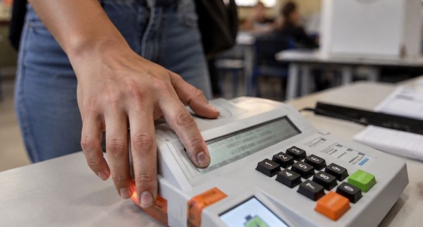 13 milhões têm prova de vida pendente no INSS, mas votar neste domingo (25) pode resolver situação