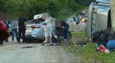 Colisão frontal entre carro e caminhão deixa 4 mortos, incluindo criança de 7 anos, na BR-470