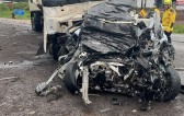 Jovem morre em colisão frontal entre carro e carreta na BR-282