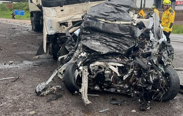 Jovem morre em colisão frontal entre carro e carreta na BR-282