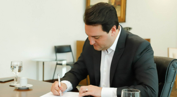 Ratinho Junior regulamenta transição de governo no Paraná para 2027