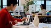 Apple lança primeiro MacBook Pro com tela sensível ao toque; preços chegam a R$ 180 mil no Brasil