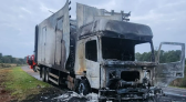 Caminhão com medicamentos pega fogo na BR-282