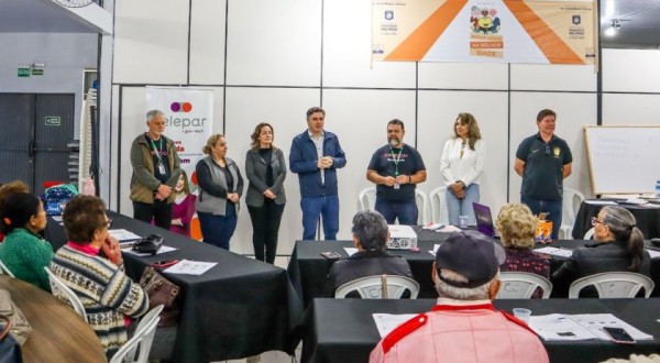Idosos participam de projeto de inclusão digital