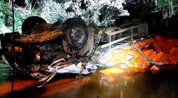 Família morre após caminhão cair em riacho