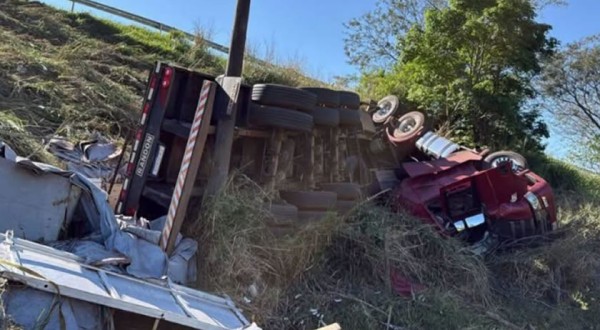 Caminhão carregado com couro sintético tomba em ribanceira na BR-163