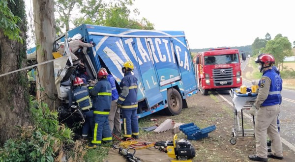 Caminhão carregado com cerveja se envolve em grave acidente na PR-180