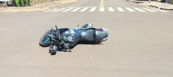 Motociclista fica ferido após colisão com caminhonete no centro