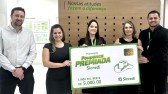 Sicredi entrega R$ 5 mil a associada de Beltrão sorteada na Poupança Premiada