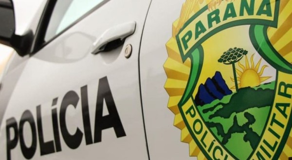 Mulher é presa após ameaçar pessoas com faca e danificar ponto de ônibus