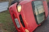 Carro tomba nas proximidades da UPA
