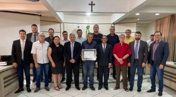 Câmara entrega moção de aplauso e reconhecimento para o centro de letras de Francisco Beltrão
