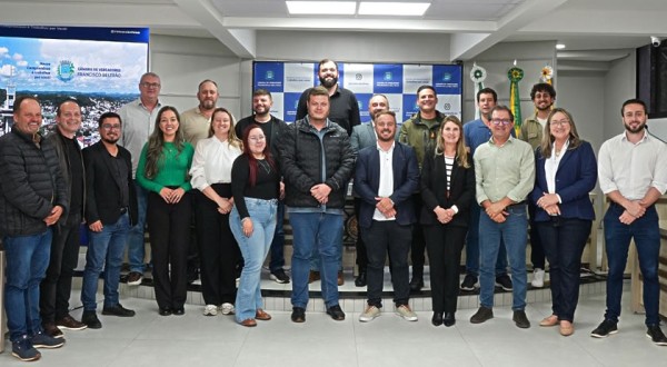Presidente da Câmara de Campina do Simão visita Legislativo para conhecer sistemas digitais