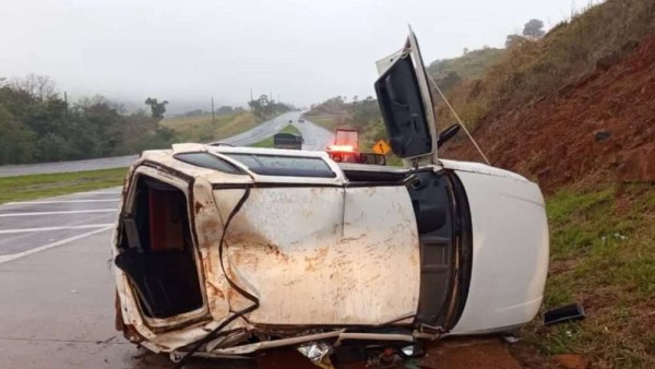 Capotamento na BR-163 deixa casal ferido