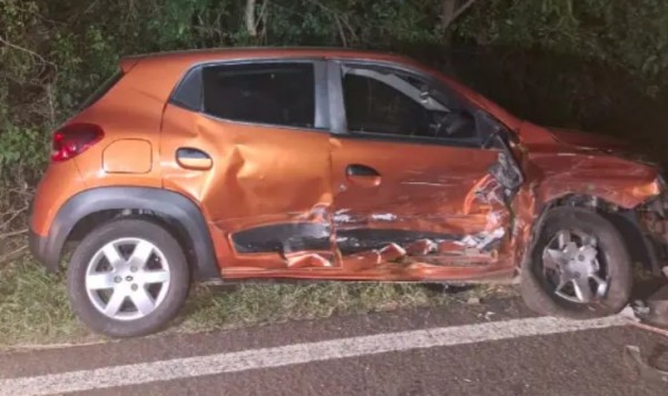 Colisão lateral na PR-471 deixa cinco pessoas feridas