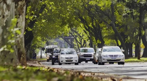 Donos de veículos no Paraná devem pagar a taxa de licenciamento a partir de sexta