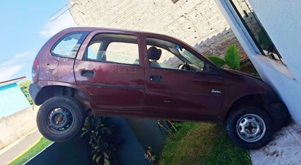 Homem embriagado ameaça familiares durante almoço e bate carro contra residência