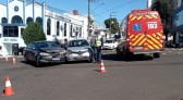 Batida entre carros mobiliza Bombeiros no centro de SMO