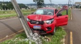 Motorista fica ferida ao bater veículo em poste