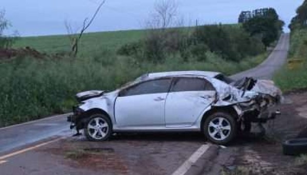 Motorista embriagado capota Corolla após dormir ao volante na PR-468