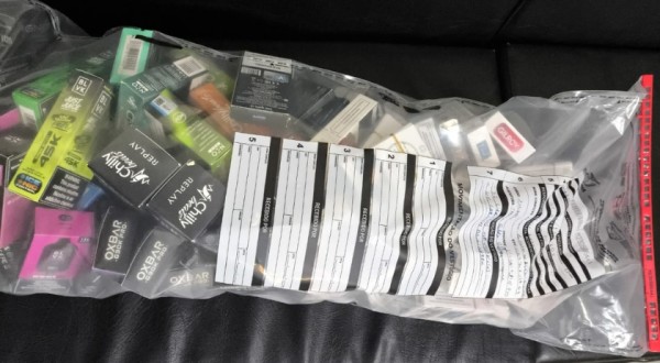 Homem é preso com 51 pods e 60 carteiras de cigarro na rodoviária