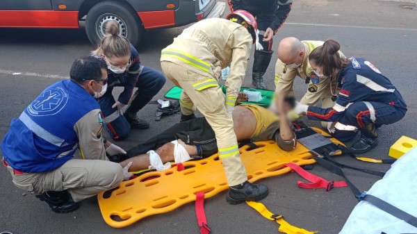 Homem fica gravemente ferido em colisão envolvendo carro e moto