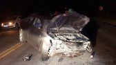 Condutor perde o controle de veículo, colide em barranco e para no meio da rodovia PR 180