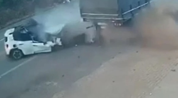 Jeep fica destruído após bater na traseira de caminhão estacionado na MGC-120; família sai ilesa