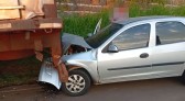 Mãe e filho ficam feridos após carro colidir na traseira de caminhão