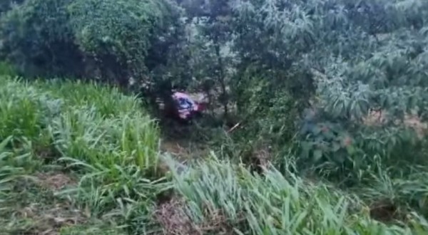 Ultrapassagem causa acidente e carro cai em ribanceira, na PR 483