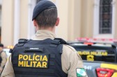 Homem é preso após mulher e filha se esconderem em matagal para escapar de agressões