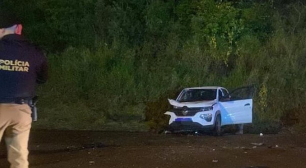 Carro se envolve em acidente na Av. Natalino Faust e foge do local