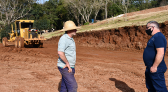 Secretário de Agricultura de Guaraciaba acompanha obras nas propriedades do interior