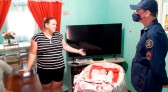 Bombeiros de SMO fazem visita surpresa para família de bebê que foi salvo de engasgamento via central telefônica