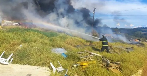 Indústria de recicláveis é atingida por incêndio