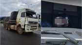 Caminhoneiro é flagrado dirigindo com capacete e carreta sem para-brisa na BR-163, em Guaraciaba