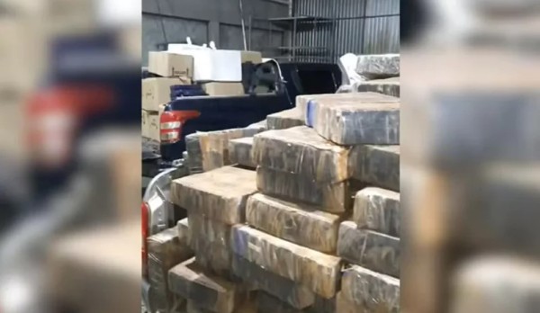 Homem é preso suspeito de armazenar 5,7 toneladas de maconha em bunker