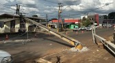 Abastecimento de água é afetado após caminhão derrubar poste