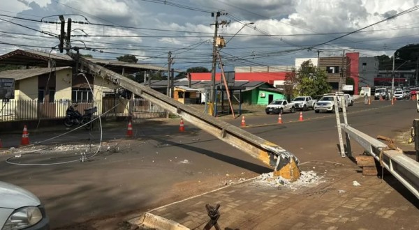 Abastecimento de água é afetado após caminhão derrubar poste