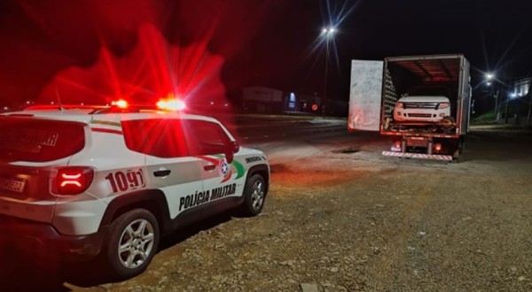 Homem é preso com caminhonete furtada escondida em baú de caminhão em São Lourenço do Oeste