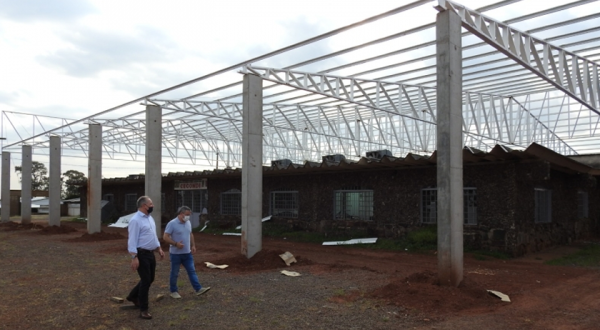 Prefeito e vice vistoriam construção de nova praça de alimentação da Faismo
