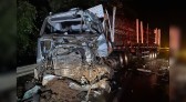 Motorista morre em grave acidente entre caminhões