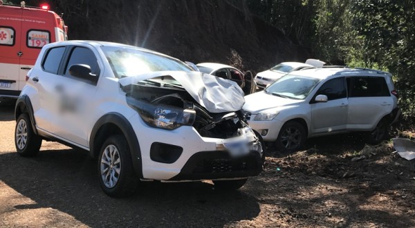 Colisão deixa duas pessoas feridas na PR 182