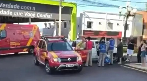 Jovem fica ferido após colisão entre carro e bicicleta elétrica no centro