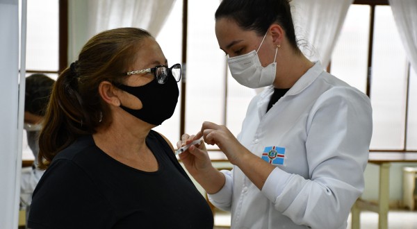 Pessoas de 48 e 49 anos serão vacinadas contra a Covid a partir da tarde de hoje (11)