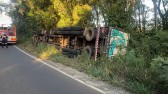 Caminhão capota na PR 451 em Santo Antonio do Sudoeste