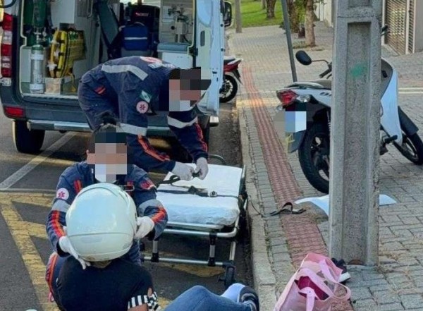 Colisão entre carro e motocicleta deixa mulher ferida no bairro Vila Nova