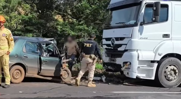 Motorista morre após colisão frontal entre carro e caminhão na BR-373